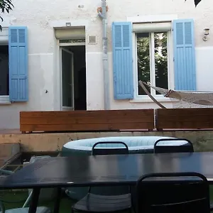 Jolie Maison De Avec Jardin Arbore Hébergement de vacances